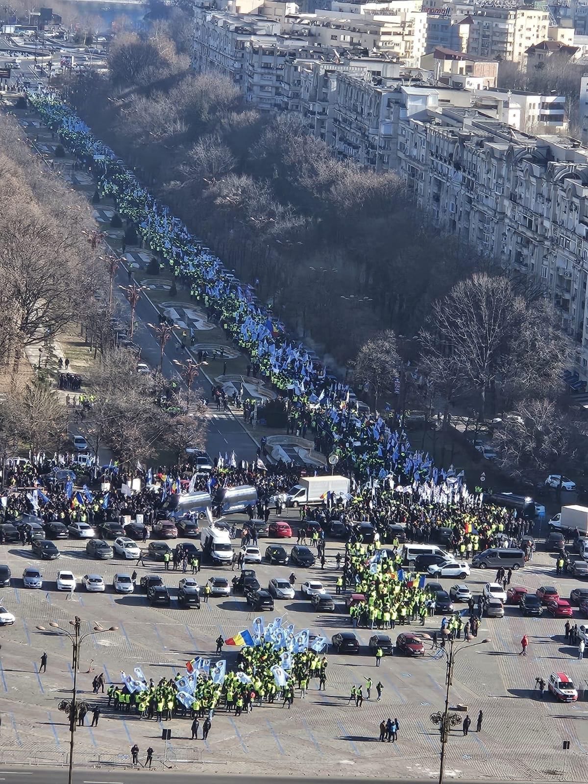 Mii de polițiști au protestat în Capitală față de „ordonanța trenuleț” și lipsa indexării pensiilor: „Cerem Guvernului Ciolacu 2 să respecte promisiunile Guvernului Ciolacu 1