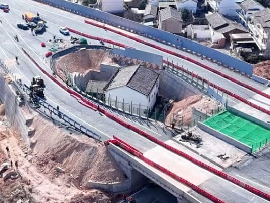 Un chinez încăpățânat refuză să-și vândă casa; autoritățile construiesc autostrada în jurul ei