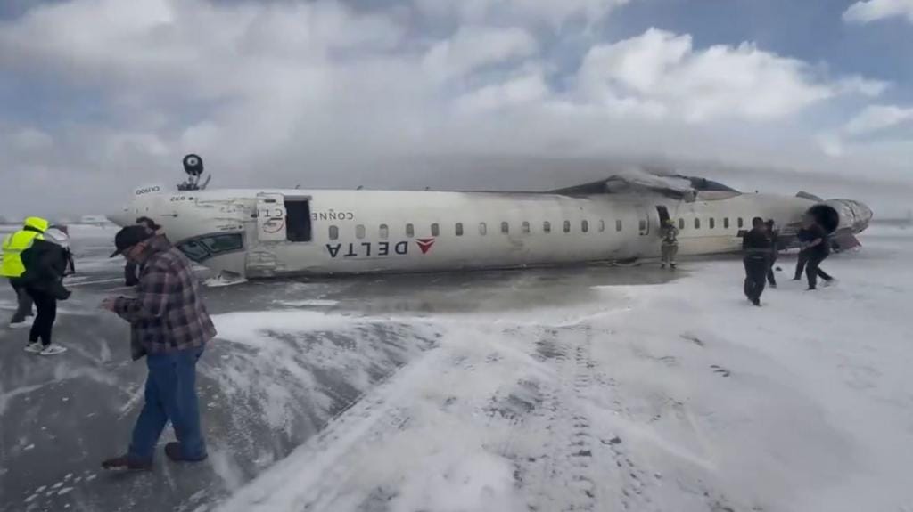 Panică pe Aeroportul Pearson din Toronto: un avion delta s-a răsturnat