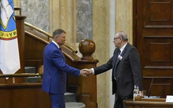 Controverse după decorarea judecătorilor CCR de către președintele Iohannis, urmată de demisia sa