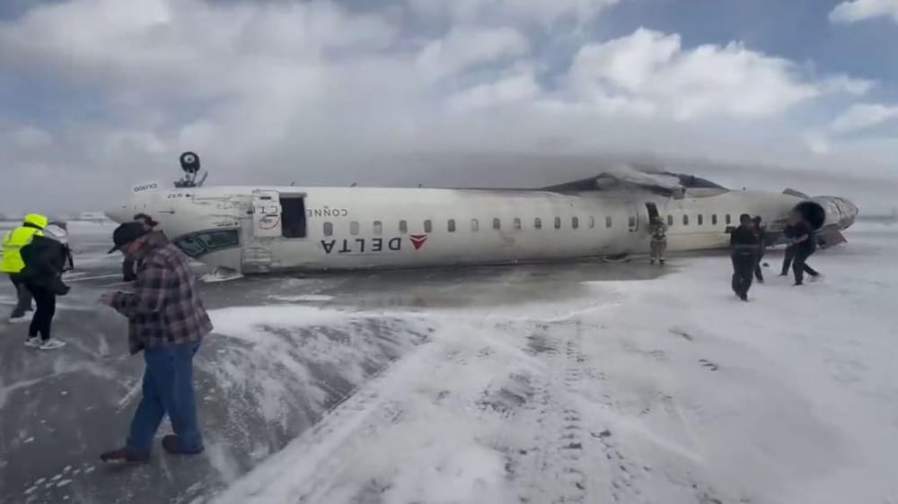 Panică pe Aeroportul Pearson din Toronto: un avion delta s-a răsturnat imagine postare